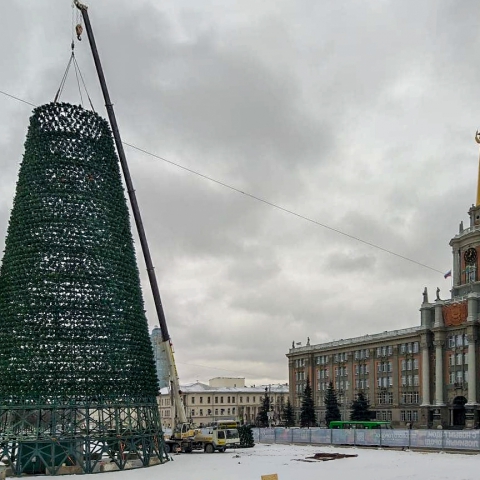 Монтаж новогодней елки на площади 1095 года